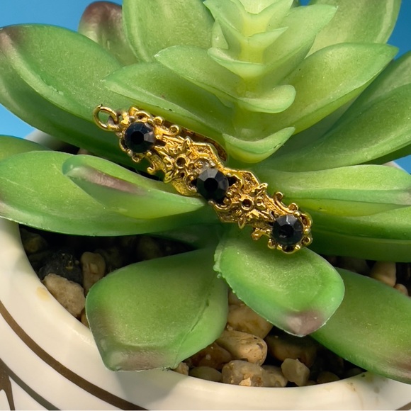 Vintage Jewelry - Vintage Gold Tone Bar Brooch Black Glass Floral Tie Clip Back AS-IS $20 🤩